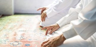 Mengangkat Jari saat Tasyahud Menurut Pendiri Jamaah Muslim Ahmadiyah