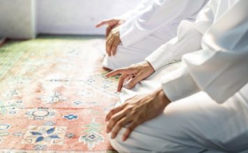 Mengangkat Jari saat Tasyahud Menurut Pendiri Jamaah Muslim Ahmadiyah