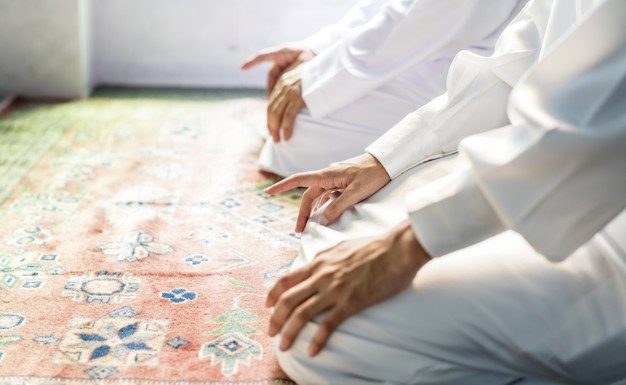 Mengangkat Jari saat Tasyahud Menurut Pendiri Jamaah Muslim Ahmadiyah