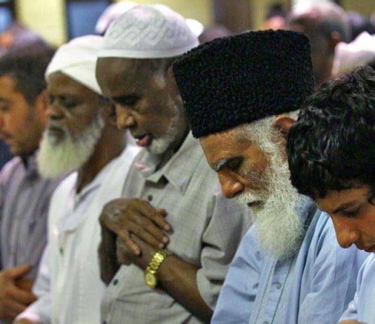 Hukum Bermakmum kepada Imam yang Berbeda Mazhab