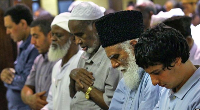 Hukum Bermakmum kepada Imam yang Berbeda Mazhab