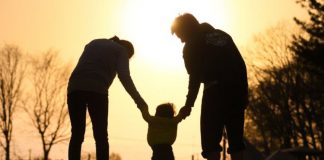 Memenuhi Hak Allah Taala Dengan Mengkhidmati Orang Tua