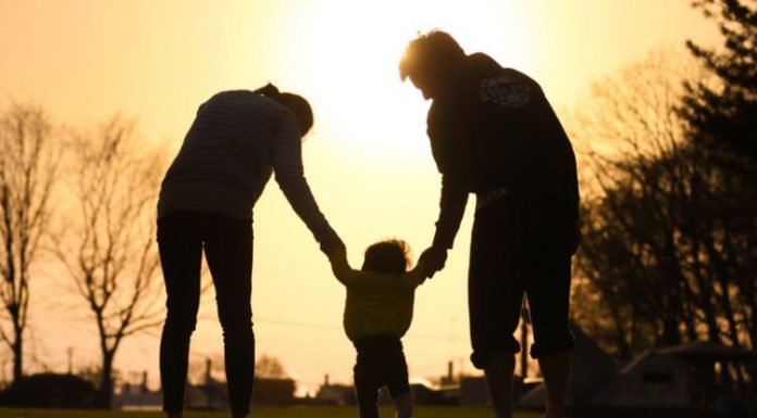 Memenuhi Hak Allah Taala Dengan Mengkhidmati Orang Tua