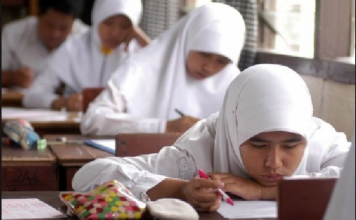 Apakah pemaksaan jilbab di SMKN 2 Padang dibenarkan dalam Islam?