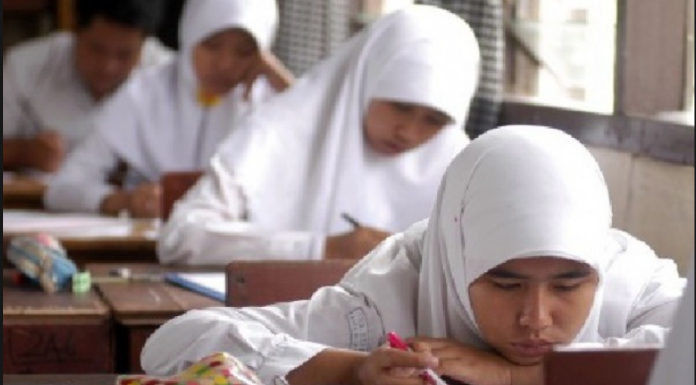 Apakah pemaksaan jilbab di SMKN 2 Padang dibenarkan dalam Islam?