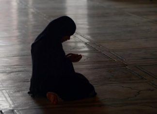 Larut dalam Mencintai Allah SWT