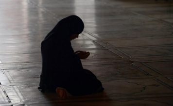 Larut dalam Mencintai Allah SWT