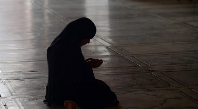 Larut dalam Mencintai Allah SWT