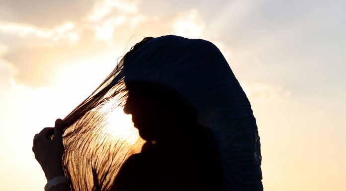 Bantahan Bagi Mereka Yang Mengatakan Jilbab Tidak Wajib