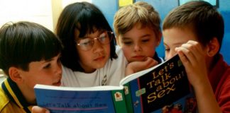 Menjelaskan Seks pada Anak