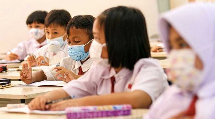 Kebijakan PTM 100% Adalah Penyebab Meningkatnya Kasus Omicron?