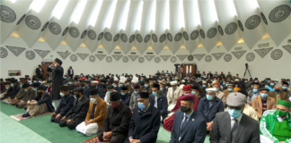 Jum’at – hari yang dipilih Tuhan "Hai orang-orang yang beriman! apabila kamu diseru untuk shalat pada hari jum'at, maka bersegeralah untuk mengingat Allah dan tinggalkanlah jual-beli. Yang demikian itu lebih baik bagimu jika sekiranya kamu mengetahui" (Q.S Al-Jumu'ah : 10)