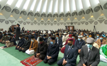 Jum’at – hari yang dipilih Tuhan "Hai orang-orang yang beriman! apabila kamu diseru untuk shalat pada hari jum'at, maka bersegeralah untuk mengingat Allah dan tinggalkanlah jual-beli. Yang demikian itu lebih baik bagimu jika sekiranya kamu mengetahui" (Q.S Al-Jumu'ah : 10)