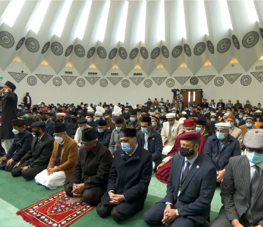 Jum’at – hari yang dipilih Tuhan "Hai orang-orang yang beriman! apabila kamu diseru untuk shalat pada hari jum'at, maka bersegeralah untuk mengingat Allah dan tinggalkanlah jual-beli. Yang demikian itu lebih baik bagimu jika sekiranya kamu mengetahui" (Q.S Al-Jumu'ah : 10)