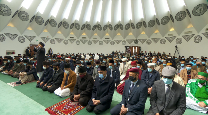 Jum’at – hari yang dipilih Tuhan "Hai orang-orang yang beriman! apabila kamu diseru untuk shalat pada hari jum'at, maka bersegeralah untuk mengingat Allah dan tinggalkanlah jual-beli. Yang demikian itu lebih baik bagimu jika sekiranya kamu mengetahui" (Q.S Al-Jumu'ah : 10)