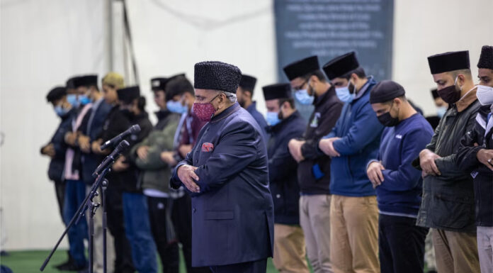 Ilmu dan Iman Bertemu: Mengapa Barisan Shalat Harus Lurus?