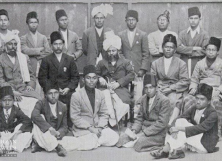 Peran Khilafat Islam Ahmadiyah dalam Perjuangan Kemerdekaan Indonesia Sekelompok pemuda Ahmadiyah dari Hindia Belanda (sekarang Indonesia) bersama Hazrat Khalifatul Masih IIra, Qadian