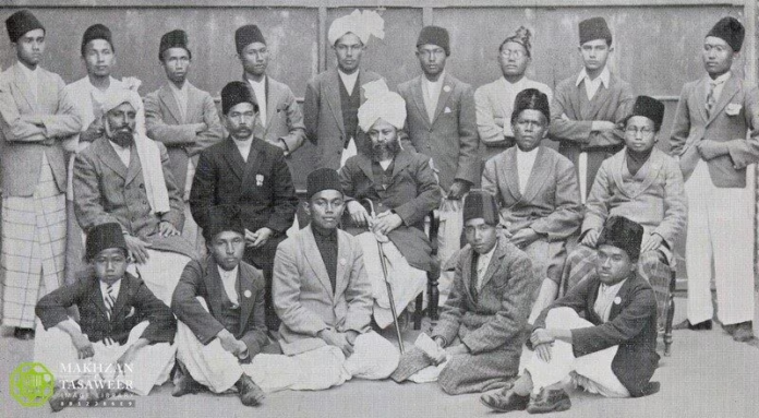 Sekelompok pemuda Ahmadiyah dari Hindia Belanda (sekarang Indonesia) bersama Hazrat Khalifatul Masih IIra, Qadian