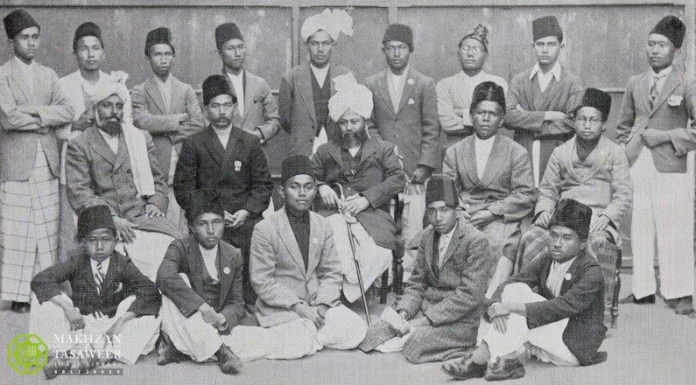 Peran Khilafat Islam Ahmadiyah dalam Perjuangan Kemerdekaan Indonesia Sekelompok pemuda Ahmadiyah dari Hindia Belanda (sekarang Indonesia) bersama Hazrat Khalifatul Masih IIra, Qadian